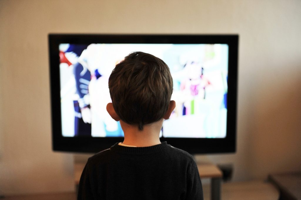 niño mirando la televisión. foto de pixabay